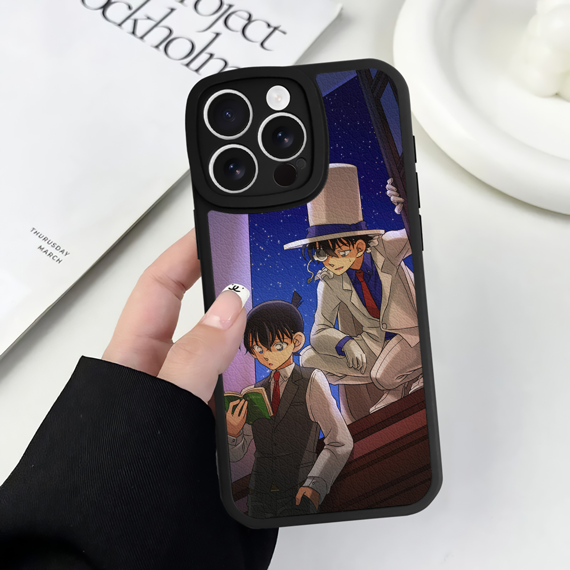 （画像用） 名探偵コナン Detective Conan 【iPhone 16シリーズ対応】シリコンスマホケース（レザー調） 材質：シリコン